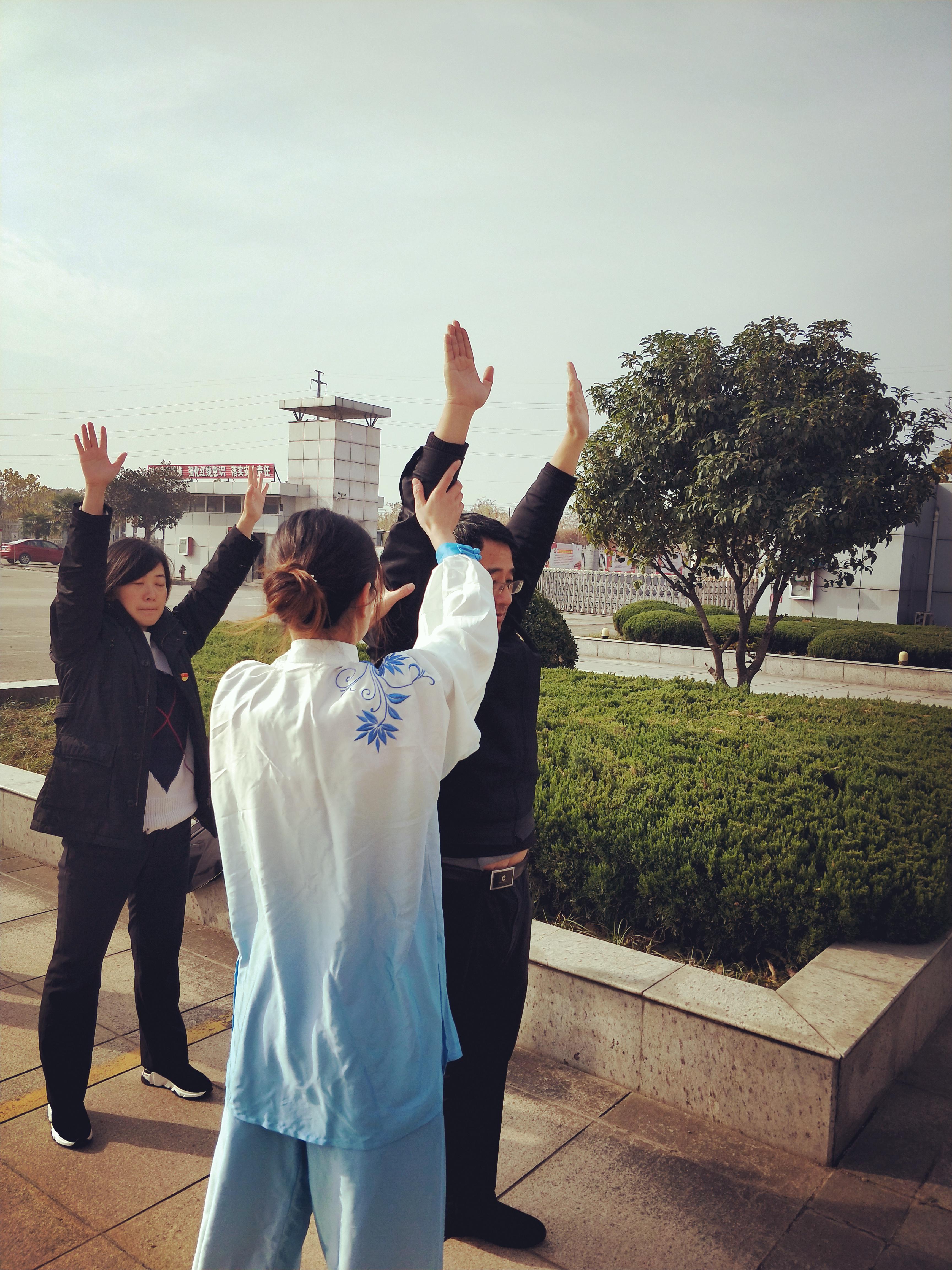中醫(yī)養(yǎng)生功法“八段錦”走進企業(yè)(圖1)
