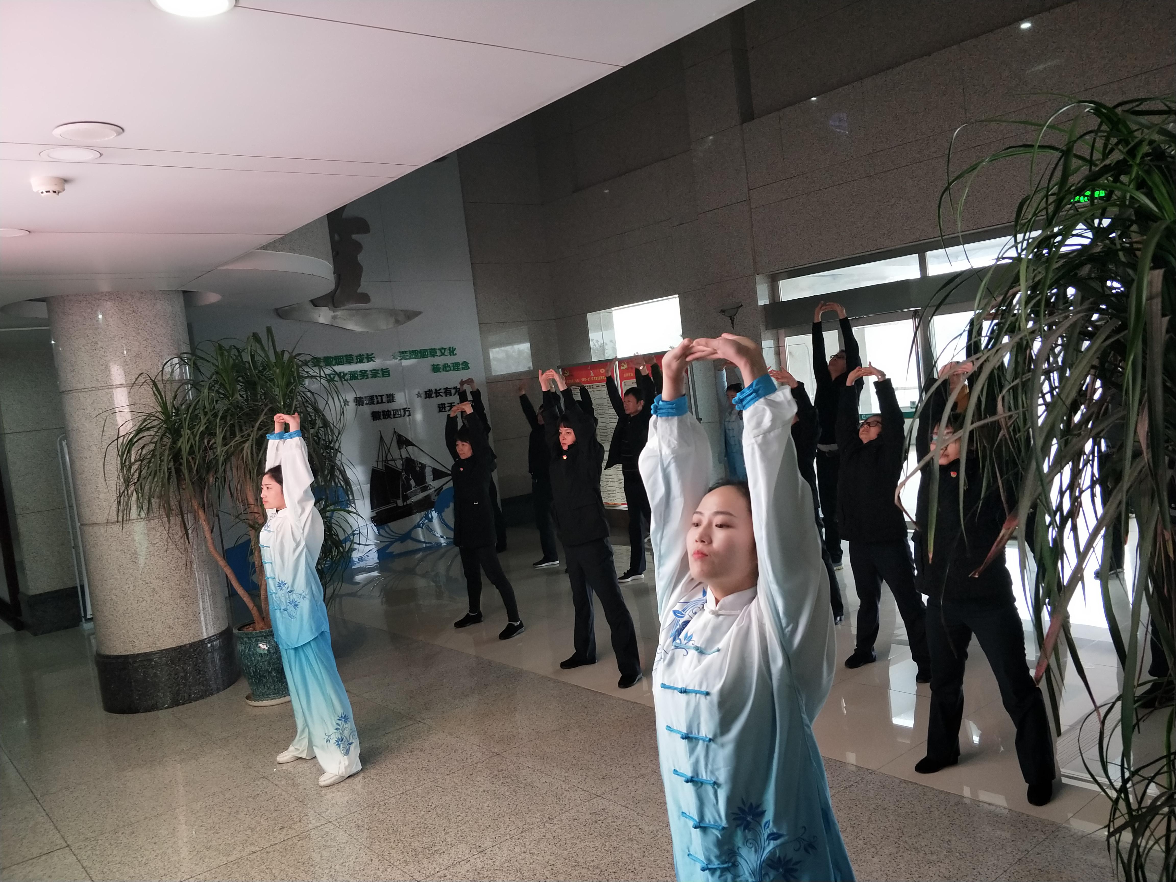 中醫(yī)養(yǎng)生功法“八段錦”走進企業(yè)(圖3)