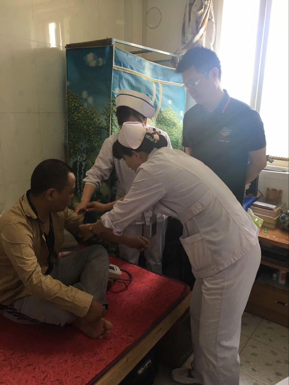 黨員走進患者家中，送上溫暖和關(guān)懷(圖2)