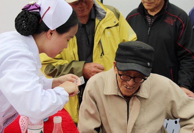讀者節(jié)中醫(yī)院展臺(tái)“門庭若市”  特色中醫(yī)護(hù)理好評(píng)如潮(圖4)