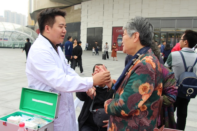 讀者節(jié)中醫(yī)院展臺(tái)“門庭若市”  特色中醫(yī)護(hù)理好評(píng)如潮(圖2)