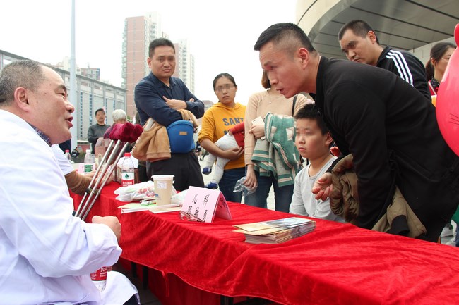 讀者節(jié)中醫(yī)院展臺(tái)“門庭若市”  特色中醫(yī)護(hù)理好評(píng)如潮(圖1)