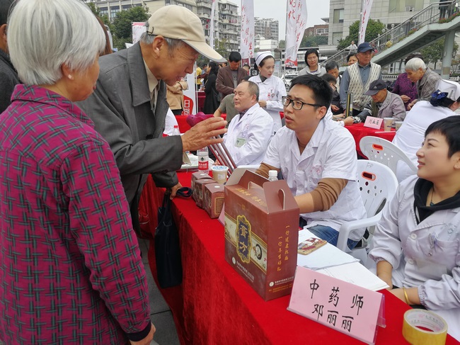 讀者節(jié)中醫(yī)院展臺(tái)“門庭若市”  特色中醫(yī)護(hù)理好評(píng)如潮(圖5)