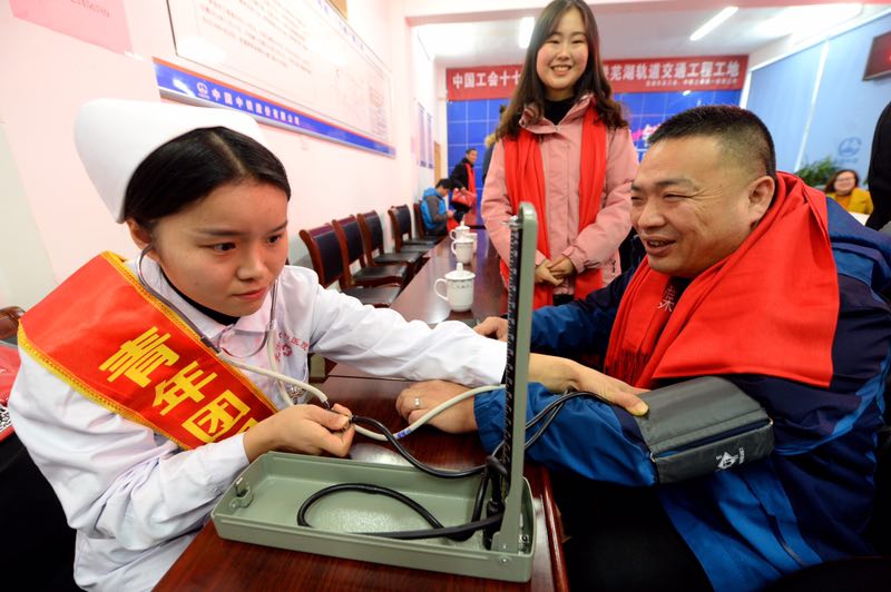 送健康 送溫暖 我院志愿者關(guān)愛軌道交通一線建設(shè)者在行動(圖1)