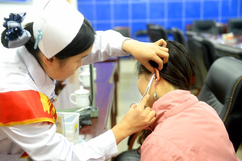 送健康 送溫暖 我院志愿者關(guān)愛軌道交通一線建設(shè)者在行動(圖3)