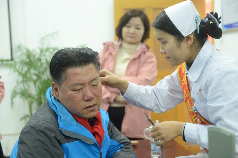 送健康 送溫暖 我院志愿者關(guān)愛軌道交通一線建設(shè)者在行動(圖4)