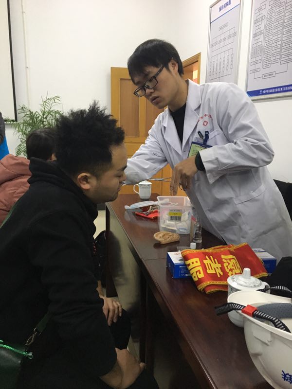 送健康 送溫暖 我院志愿者關(guān)愛軌道交通一線建設(shè)者在行動(圖5)