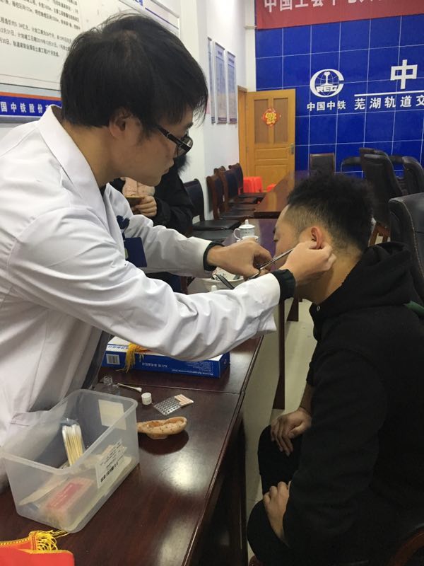 送健康 送溫暖 我院志愿者關(guān)愛軌道交通一線建設(shè)者在行動(圖6)