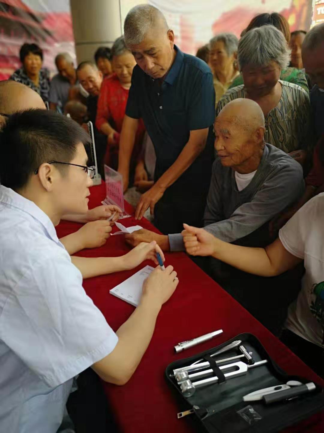 不懼酷暑 紅手環(huán)在行動——腦病科赴利辛為居民進行健康義診(圖3)