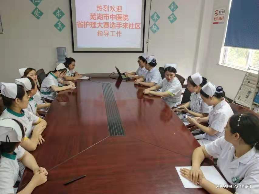 護理部組織市護理技能大賽獲獎護士深入醫(yī)聯(lián)體社區(qū)開展技術(shù)指導(dǎo)(圖1)