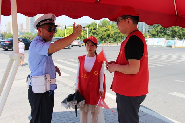 志愿服務(wù) 文明出行——我院志愿者積極參與炎夏志愿活動(圖4)