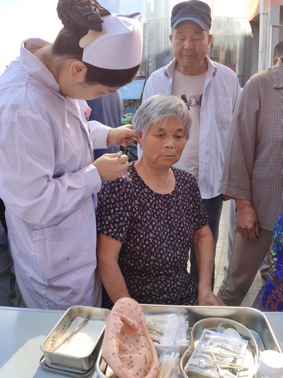 “不忘初心 牢記使命”服務百姓健康行動 ----市中醫(yī)醫(yī)院弋江區(qū)聯(lián)體進社區(qū)白馬中心義診活動紀實(圖2)