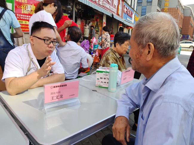 “不忘初心 牢記使命”服務百姓健康行動 ----市中醫(yī)醫(yī)院弋江區(qū)聯(lián)體進社區(qū)白馬中心義診活動紀實(圖3)