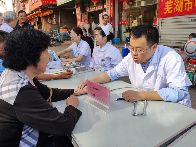 “不忘初心 牢記使命”服務百姓健康行動 ----市中醫(yī)醫(yī)院弋江區(qū)聯(lián)體進社區(qū)白馬中心義診活動紀實(圖4)