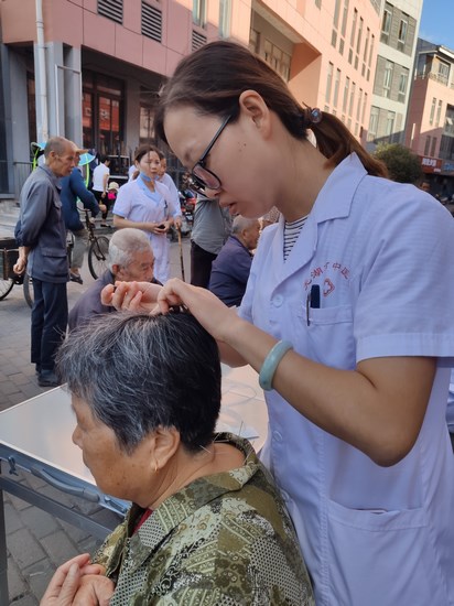 “不忘初心 牢記使命”服務百姓健康行動 ----市中醫(yī)醫(yī)院弋江區(qū)聯(lián)體進社區(qū)白馬中心義診活動紀實(圖5)