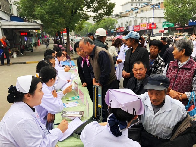 醫(yī)聯(lián)體進社區(qū)---我院在火龍街道社區(qū)衛(wèi)生服務(wù)中心舉辦義診講座(圖4)