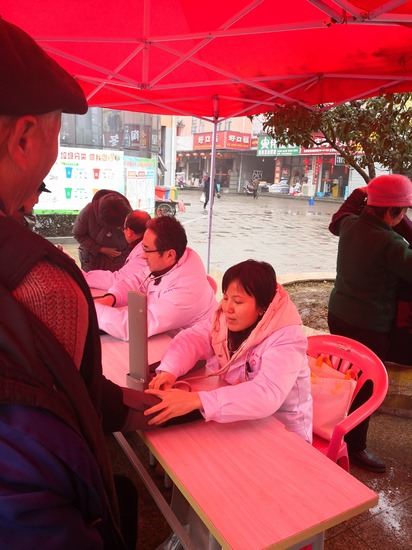 民革蕪湖市中醫(yī)院支部參加白馬街道迎新春愛(ài)心義診活動(dòng)(圖1)