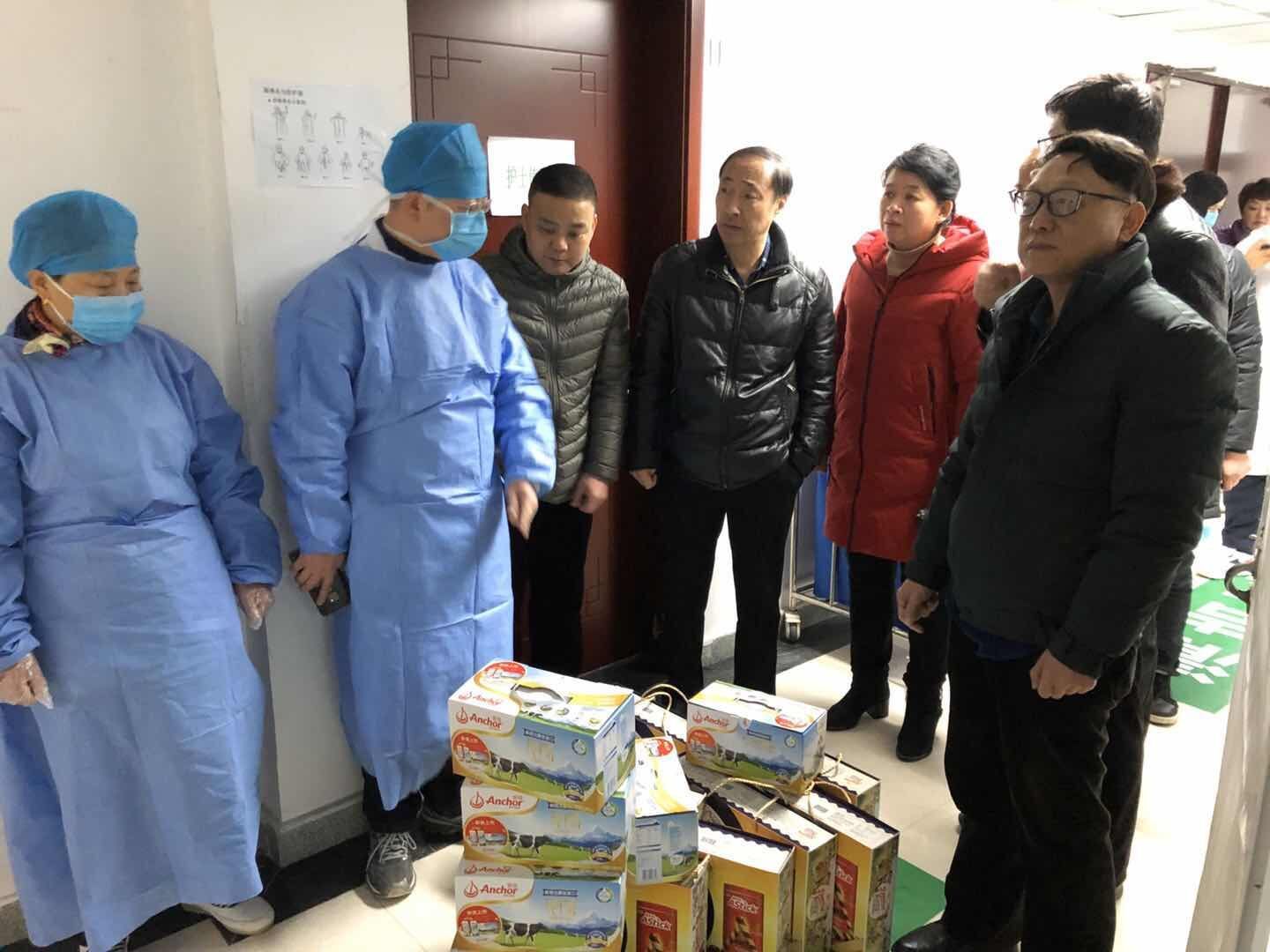 正月初一，院領(lǐng)導(dǎo)深入防控工作一線慰問廣大醫(yī)護(hù)職工(圖1)