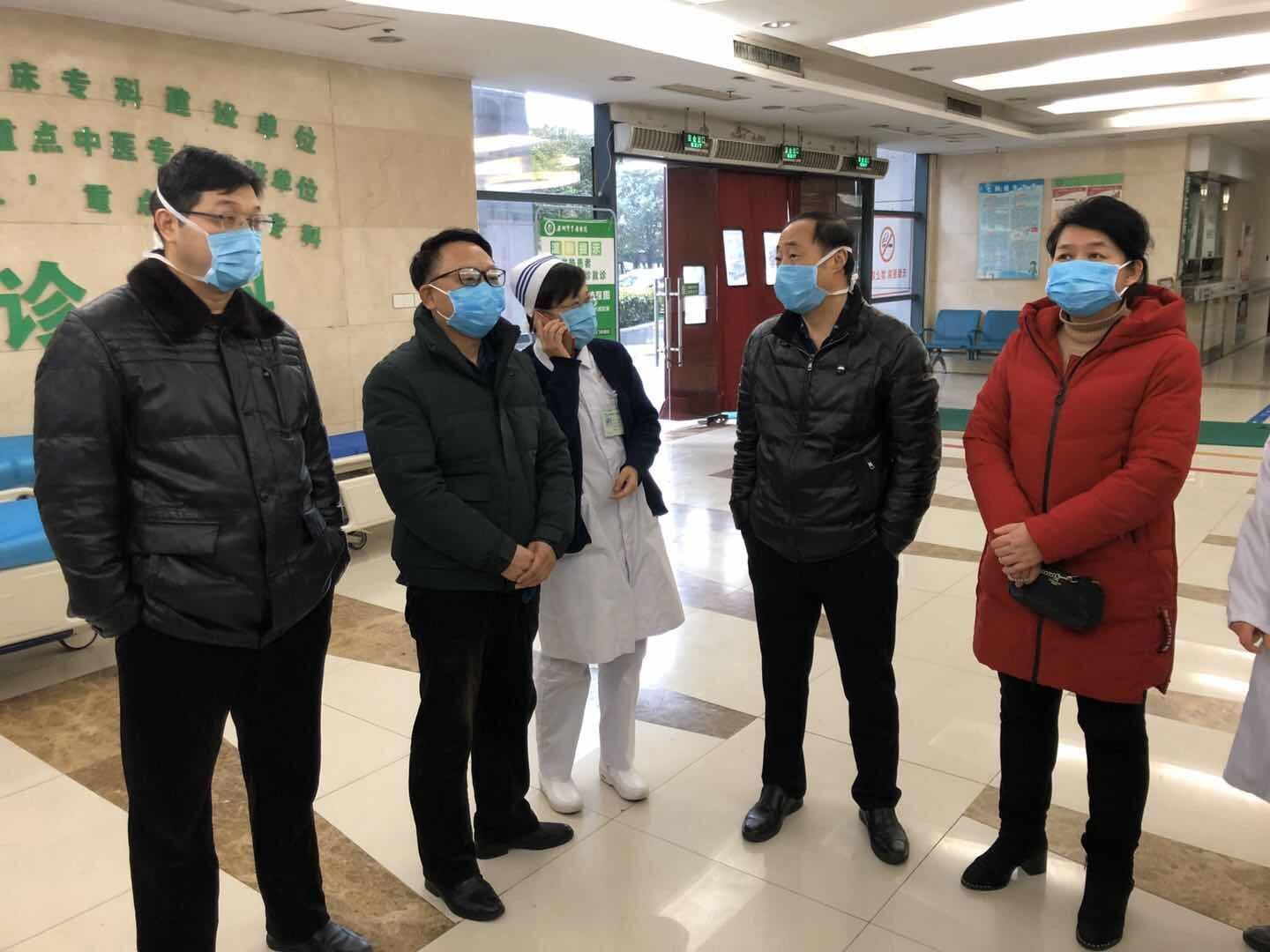 正月初一，院領(lǐng)導(dǎo)深入防控工作一線慰問廣大醫(yī)護(hù)職工(圖2)