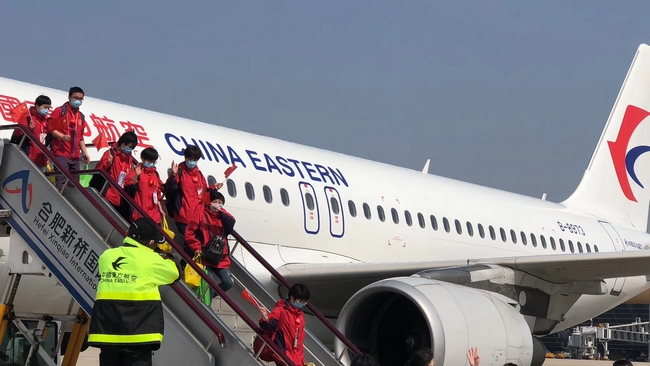 天使凱旋  機場再請戰(zhàn)——我院十名醫(yī)療隊員凱旋而歸(圖1)