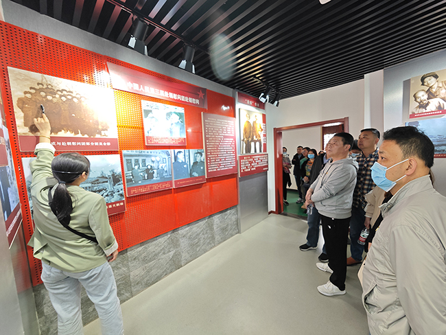 我院行政第一黨支部聯(lián)合行政第二黨支部開(kāi)展“緬懷先烈 不忘初心”主題黨日活動(dòng)(圖6)