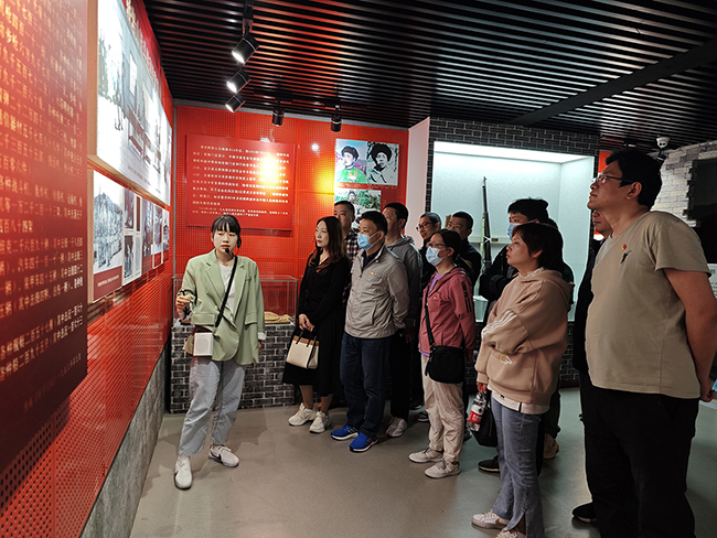 我院行政第一黨支部聯(lián)合行政第二黨支部開(kāi)展“緬懷先烈 不忘初心”主題黨日活動(dòng)(圖7)