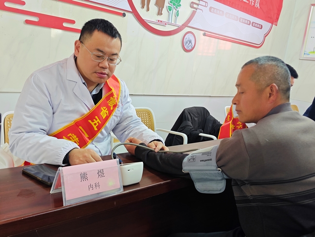 踐行雷鋒精神，勞模義診暖民心——我院開(kāi)展學(xué)雷鋒義診志愿服務(wù)活動(dòng)(圖2)