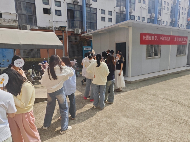 校園健康日，咨詢零距離：我院治未病中心走進(jìn)高校播撒健康種子(圖2)
