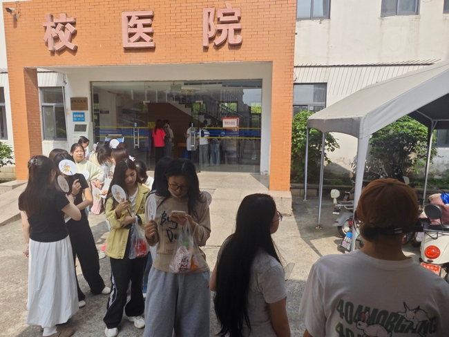 校園健康日，咨詢零距離：我院治未病中心走進(jìn)高校播撒健康種子(圖1)